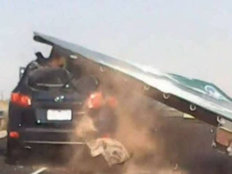 Pemandu tersebut bernasib baik kerana tidak mengalami kecederaan serius.