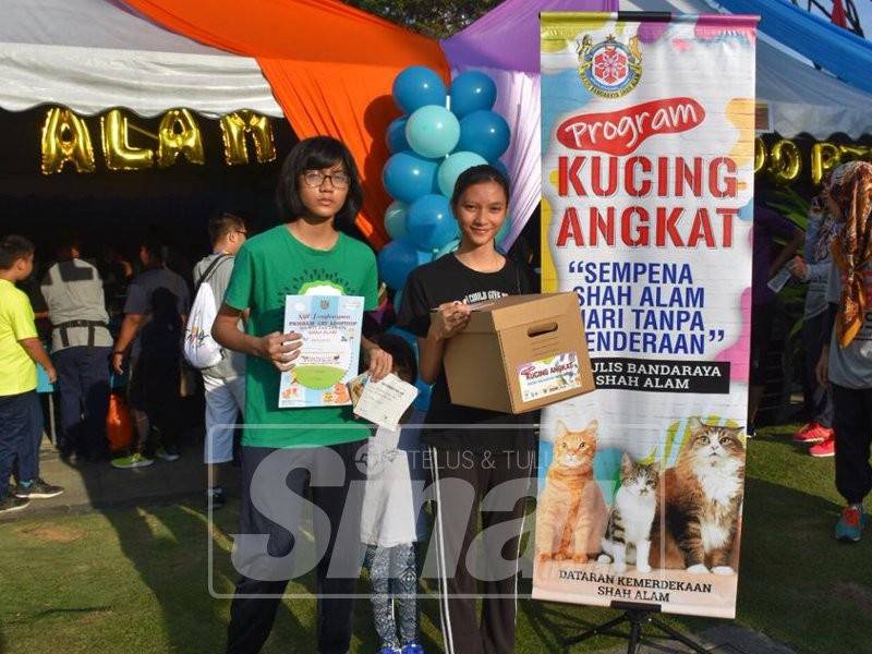Antara pengunjung yang menjadi pemilik baharu kepada salah seekor kucing.
