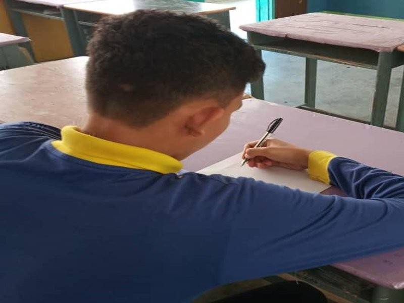 Syukri (bukan nama sebenar) terpaksa kerja sampingan untuk mencari wang saku membeli rokok