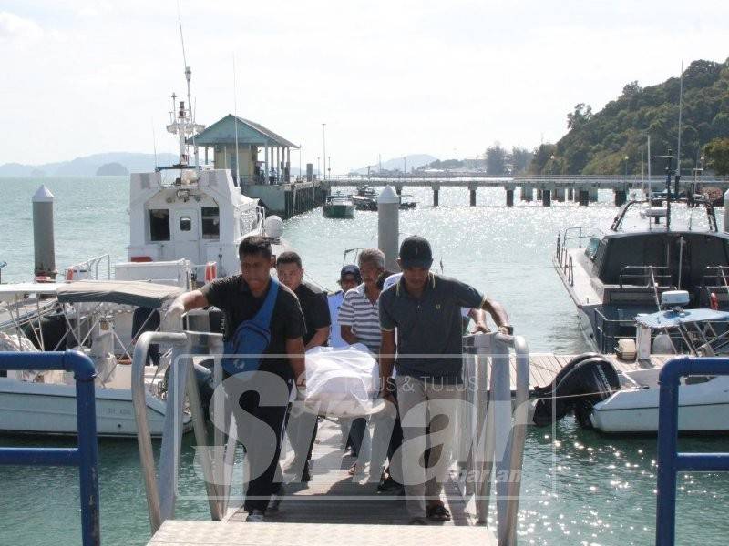 Mayat mangsa dibawa naik dari bot nelayan dinaikinya.