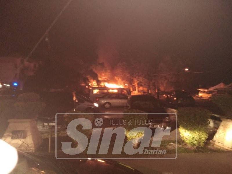 Keadaan rumah kayu dekat pasar malam yang terbakar malam tadi.
