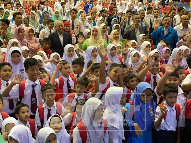 Wajah ceria sebahagian daripada 400 penerima sumbangan Back To School 2019 yang diraikan TNB hari ini.