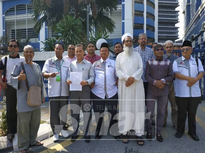 Aminuddin (empat, dari kiri) selepas selesai membuat laporan polis ke atas Peguam Negara, Tommy Thomas di IPD Dang Wangi hari ini.