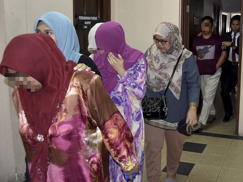 Lima individu iaitu pemilik dan pengurus daripada empat syarikat direman tujuh hari bagi membantu siasatan berhubung pembekalan makanan bermasak ​​​​​​asrama empat sekolah menengah di sini, melibatkan tender dua tahun bernilai RM8,847,500. - Foto Bernama