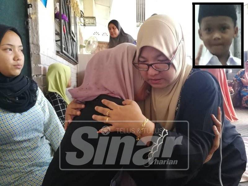 Asidah di tenangkan rakannya ketika dikunjungi di rumahnya.