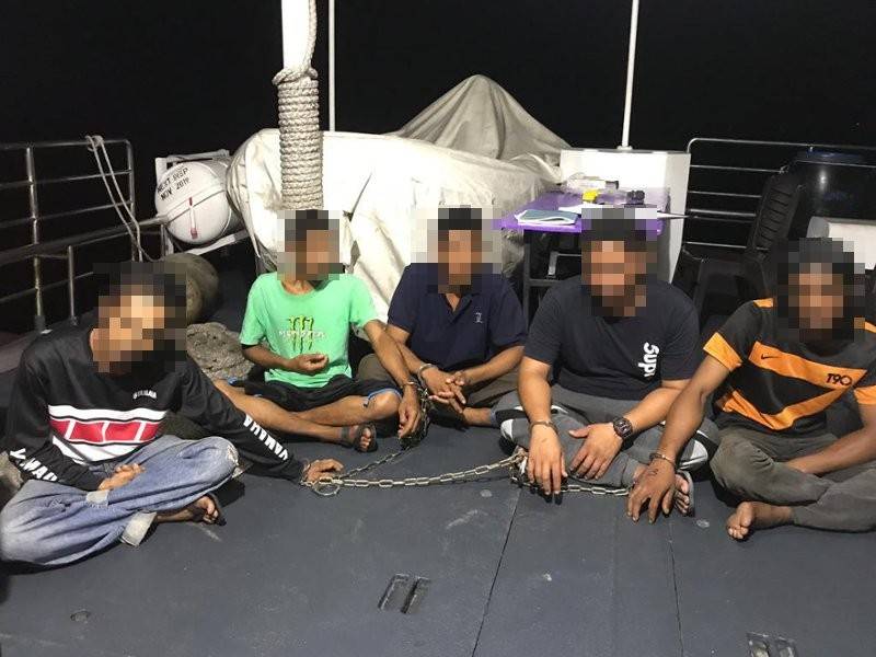 Maritim menahan bot yang dinaiki lima nelayan tersebut. Foto: Ihsan Maritim