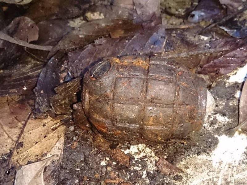 Bom tangan lama dan berkarat yang ditemui dalam semak belakang sebuah rumah selamat dimusnahkan.