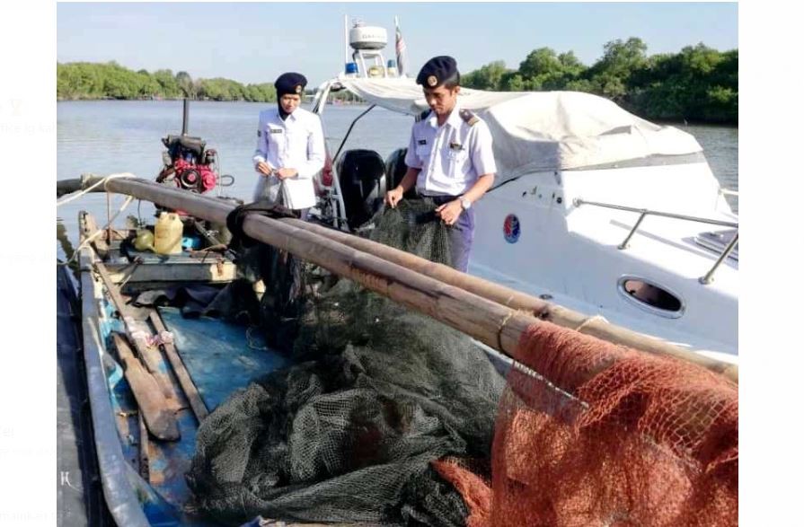 Anggota Maritim memeriksa bot yang ditinggalkan nelayan selepas melarikan diri.