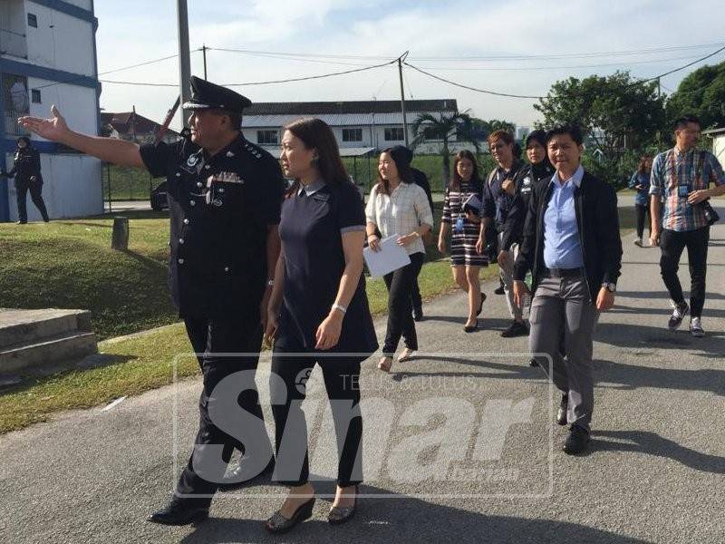 Hannah Yeoh turun padang melihat hasil kerja pembaikian sistem pam di Kuaters Balai Polis Kepong, semalam.