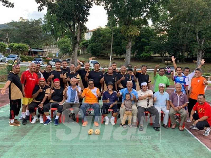 Mohd Isa (duduk, empat kiri) bergambar bersama kedua-dua pasukan sebelum perlawanan.