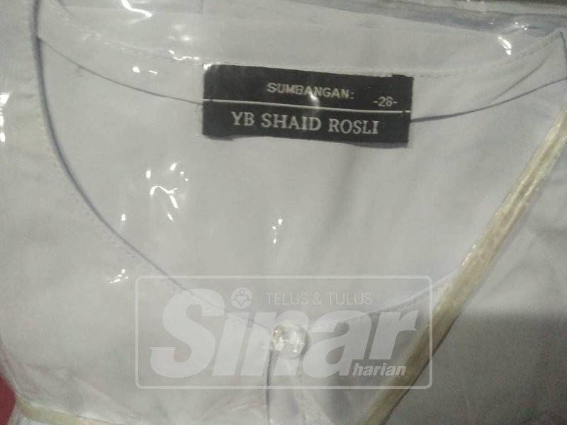 Label nama Adun Jeram yang ditampal pada baju yang disumbangkan kepada 10 sekolah dalam Dun Jeram.