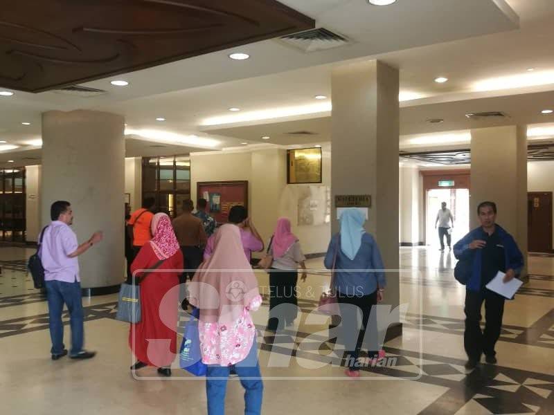 Antara penyokong Abdul Azeez yang hadir di Mahkamah Kuala Lumpur.
