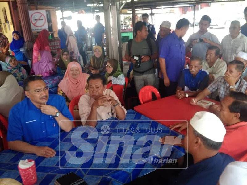 Hishamuddin mendengar luahan veteran ATM yang hadir dalam majlis tersebut
