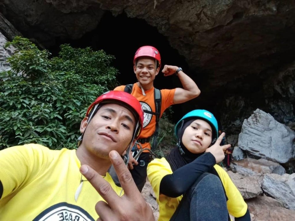 Anisah bersama rakan pendaki lain.