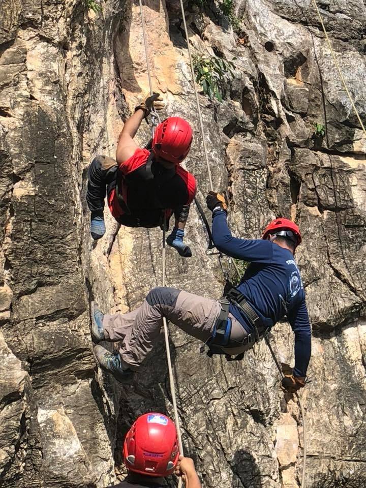 Wall climbing membantu mengeluarkan peluh.