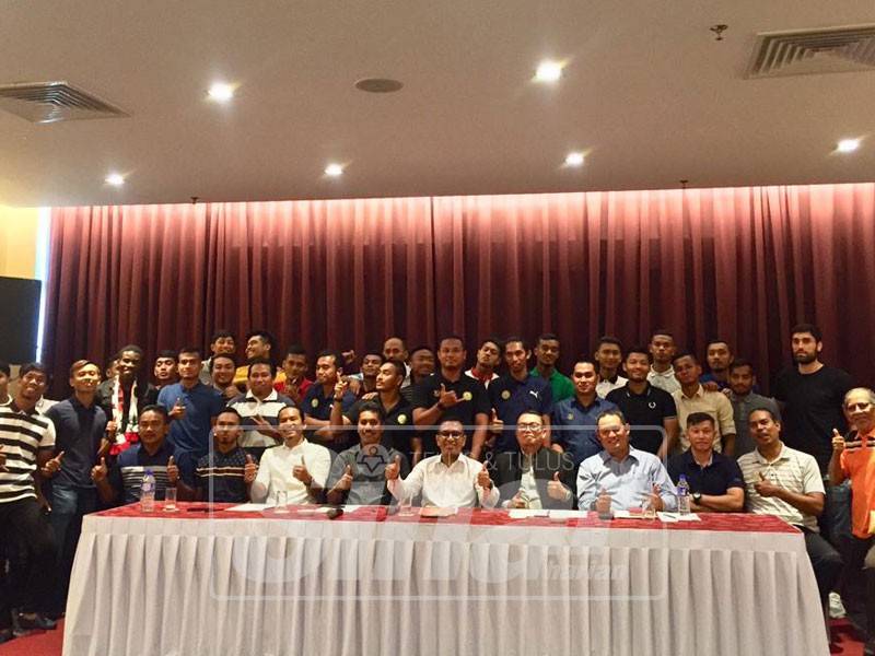 Zainol Fadzi (duduk tengah) bergambar bersama pemain dan pengurusan PKNP FC