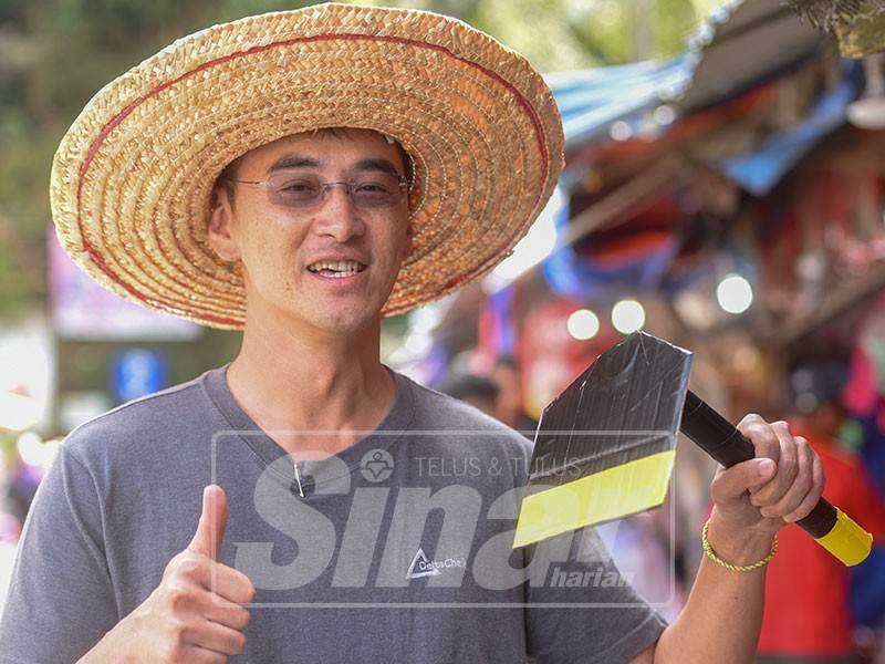 Cameron Highland, 16 Januari 2019. Calon Bebas, Wong Seng Yee beramah mesra dengan peniaga-peniaga Kea Garden di Kea Farm. - Foto: SHARIFUDIN ABDUL RAHIM