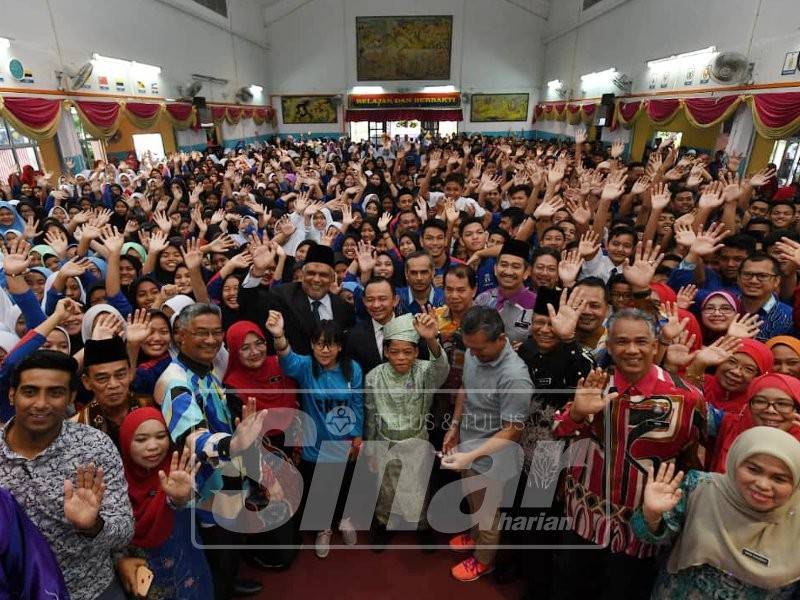 Maszlee (tengah) merakam kenangan bersama Muhammad Syukur, Abdullah Deen dan Por Hui Ling serta seluruh warga SMK Padang Midin sempena lawatan kerja beliau ke Terengganu, hari ini.