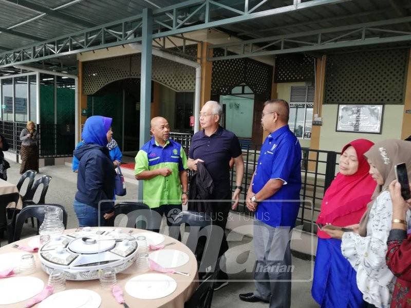 Ramli bersama bekas Perdana Menteri, Datuk Seri Najib meninjau kawasan pengundi. 