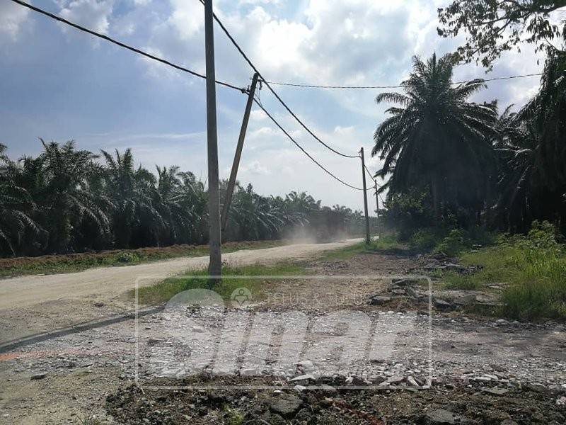 Kenderaan muatan berat didakwa menjadi punca jalan mendap.