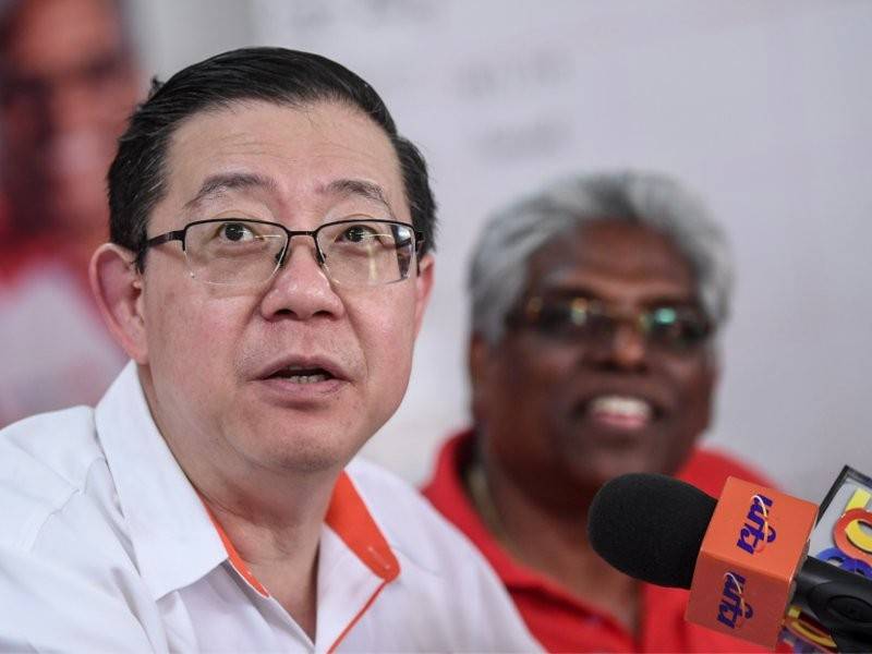 Menteri Kewangan Lim Guan Eng ketika sidang media mengenai slogan Pakatan Harapan (PH) bertemakan 'Pembangunan Bersama Harapan' di Bilik Gerakan Parti Pribumi Bersatu Malaysia (Bersatu) di Felda Sungai Koyan 3, hari ini. Turut hadir calon PH bagi Pilihan Raya Kecil Parlimen Cameron Highlands M. Manogaran (kanan). - Foto Bernama