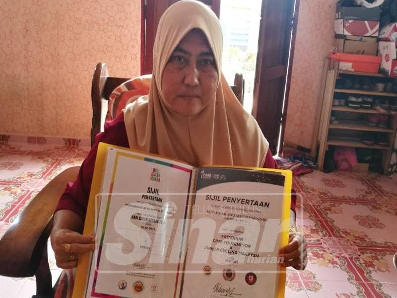 Rohaya menunjukkan sijil yang pernah diperoleh anaknya ketika menyertai pertandingan lumba basikal.