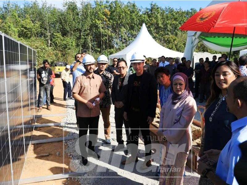 Mukhriz (kiri) bersama Tunku Puteri Intan Safinaz, Tunku Soraya dan Myra Madihah mendengar taklimat ringkas berkaitan panel solar yang dipamerkan.