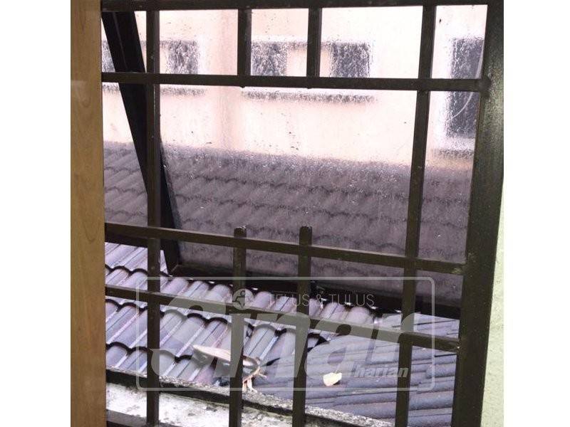 Pencuri memotong gril tingkap bahagian belakang pejabat.