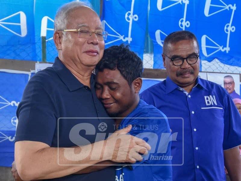 Teruja, salah seorang Orang Asli memeluk erat bekas Pengerusi BN, Datuk Seri Najib Tun Razak ketika program bersama calon BN, Rahim Mohd Nor semasa berkempen di Kampung Terisu ketika PRK Cameron Highlands hari ini. Foto: Sharifudin Abdul Rahim