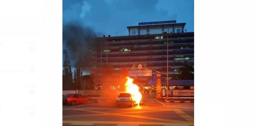 Kereta yang terbakar di hadapan pintu utama IPK lewat petang semalam.