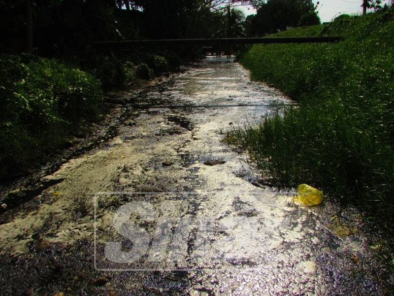 Sisa buangan yg terdapat di dalam longkang di Batu Maung.