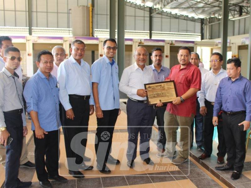 Zohdi (lima, kiri) dalam Majlis Penyerahan Pasar Pokok Sena dari pemaju kepada MBAS.