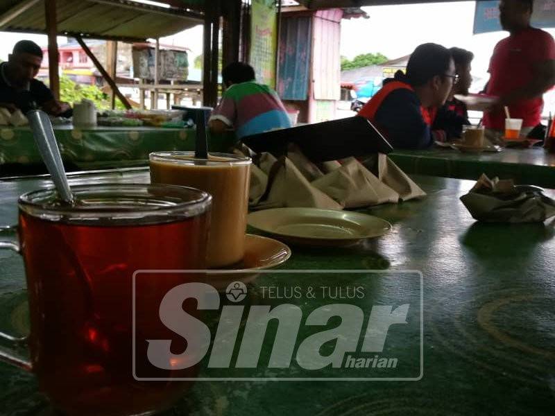 Pelanggan datang makan sebaik sahaja warung ini dibuka pada awal pagi.