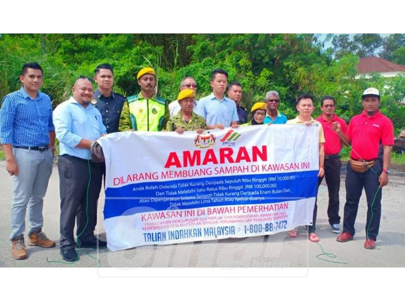 Penduduk memasang notis pemberitahuan supaya sampah tidak dibuang di kawasan berkenaan.