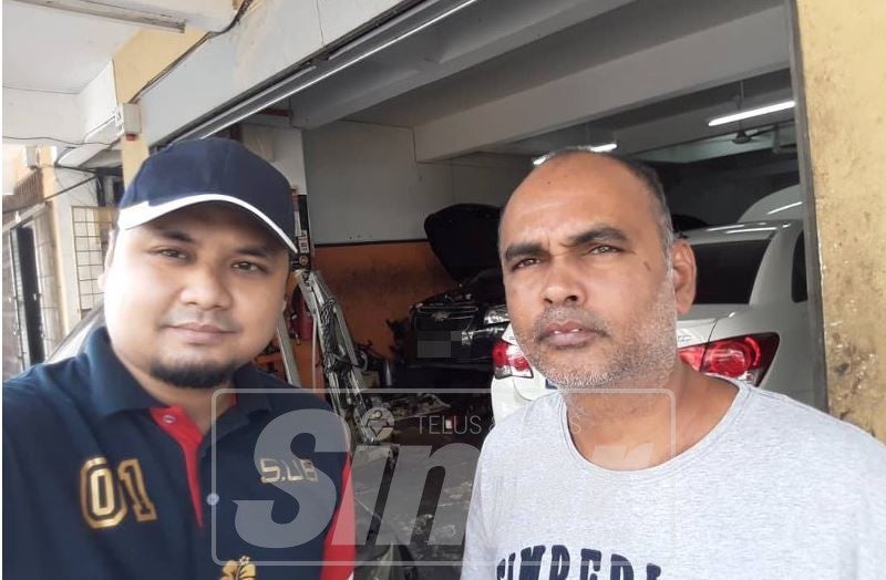 
Muhammad Faiz (kiri) bersama salah seorang wakil keluarga yang membuat tempahan awal menggunakan Dewan Serbaguna Seri Cempaka.