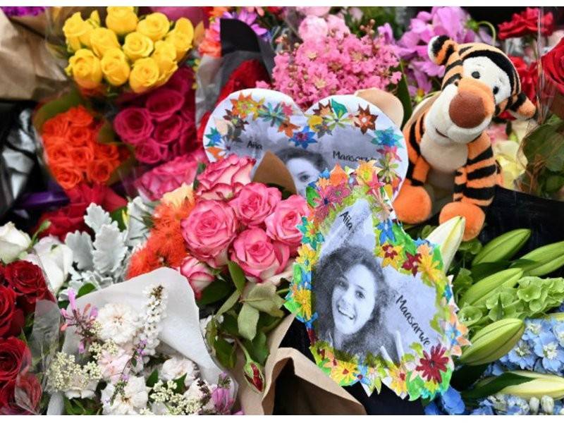 Jambangan bunga sebagai tanda memperingati mangsa diletakkan di lokasi mayatnya ditemui.