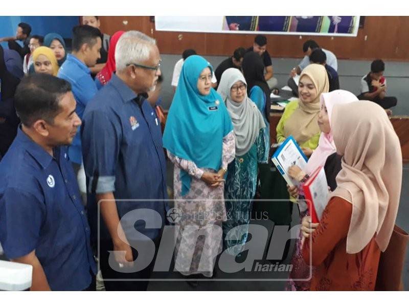 Dari kiri: Zamri, Mahfuz dan Dr Salmee sempat beramah mesra dengan golongan belia yang hadir pada Program Kerjaya Dun Suka Menanti di Dewan Kelab Kilat TNB, Mergong, hari ini.