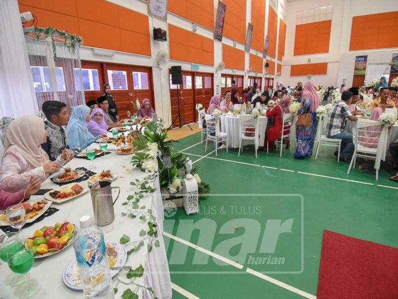 Majlis perkahwinan pengantin ini berlangsung meriah walaupun terpaksa diawalkan seminggu