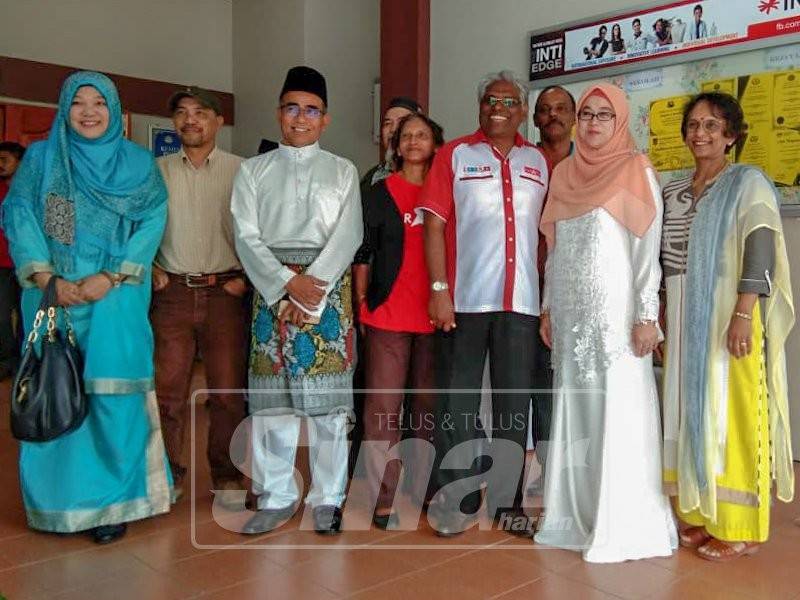 M Manogaran bersama keluarga pengantin perempuan.
