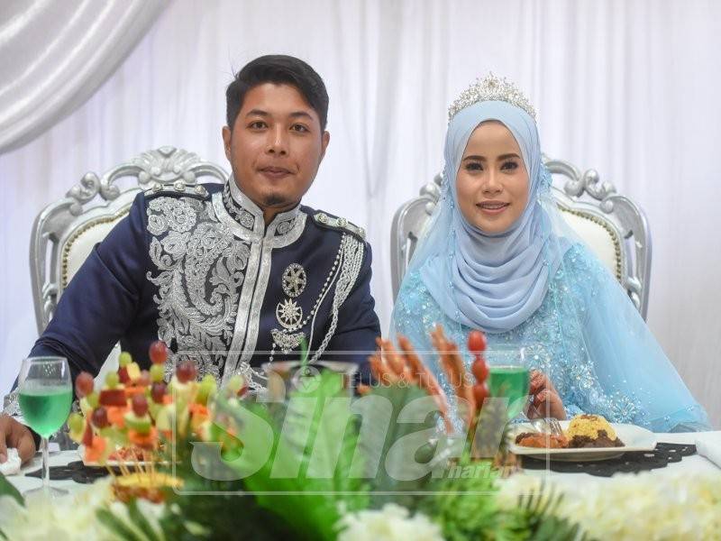 Majlis perkahwinan pengantin ini berlangsung meriah walaupun terpaksa diawalkan seminggu