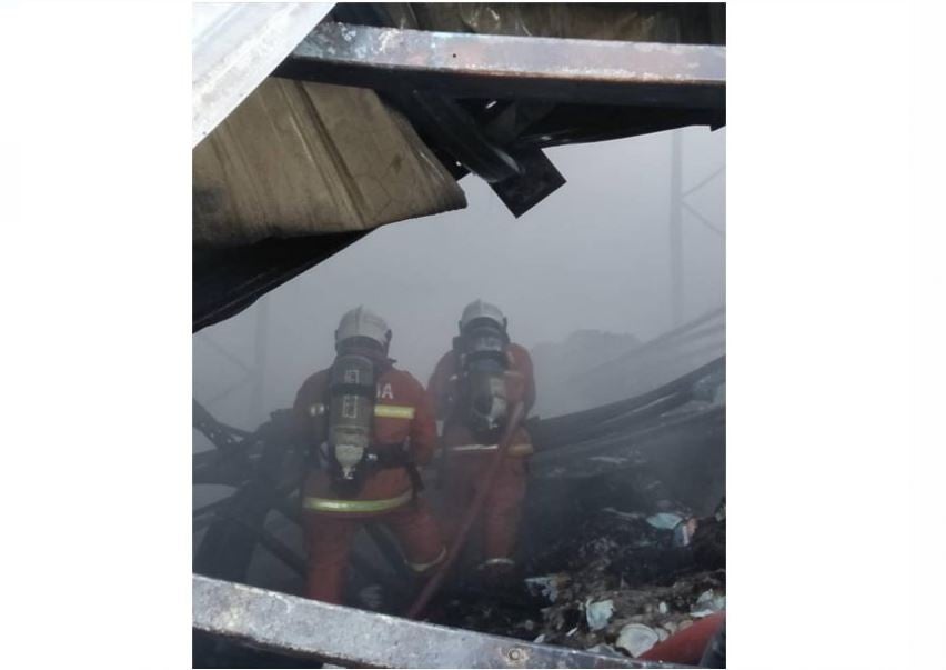 Sebuah gudang penyimpanan pelbagai barangan runcit musnah dalam kebakaran di kawasan Perindustrian Krubong, di sini, awal pagi tadi.
