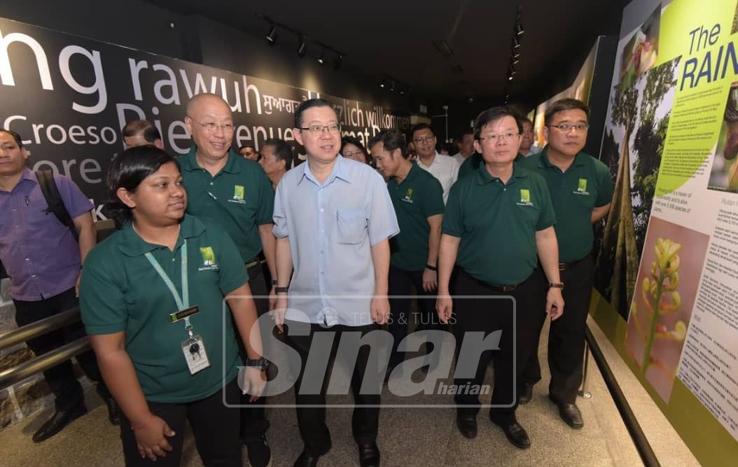 Kon Yeow (dua dari kanan), Lay Leng mengiringi Guan Eng melawat Stesen Bawah Bukit Bendera Pulau Pinang (Fasa 3).