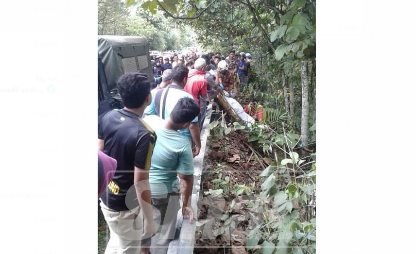 Mayat dinaikkan anggota keselamatan