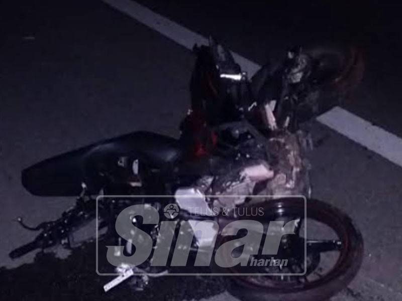 Motosikal mangsa yang remuk selepas diseret sejauh 10 meter.