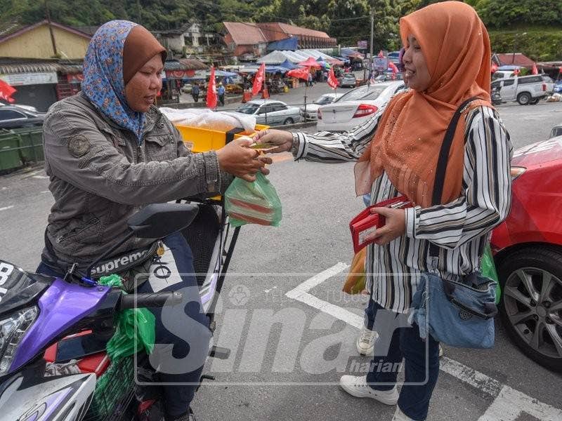 Pelanggan membeli Jelly Cameron selepas merasai keenakannya. - Foto Sinar Harian oleh SHARIFUDIN ABDUL RAHIM 
