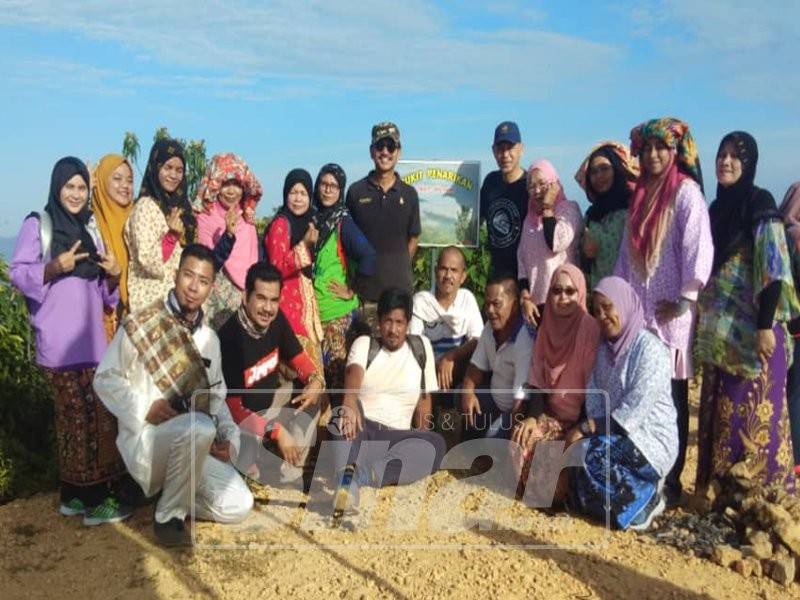 Raja Norazli (lima, kanan) bersama pendaki yang menyertai program berkenaan, semalam.