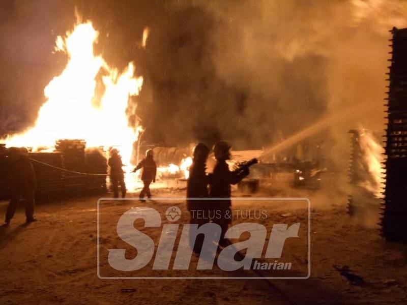 Kawasan rumah kongsi yang terbakar
