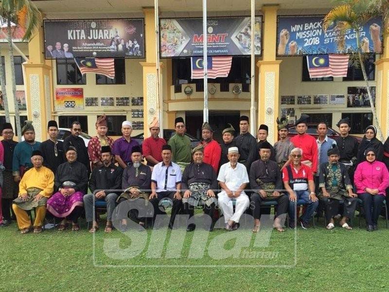 Yahaya (duduk, tengah) bersama ahli Pesaka Terengganu selepas berakhir mesyuarat.