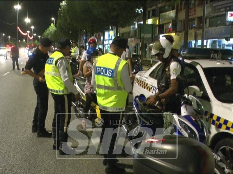 Polis meneriksa penunggang motosikal dalam Ops Khas JSPTKL awal pagi tadi