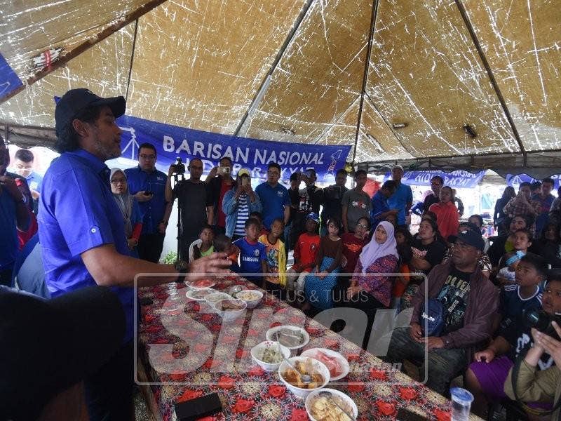 KJ beramah mesra dengan penduduk Orang Asli di Kampung Sungai Ruil. - Foto SHARIFUDIN ABDUL RAHIM